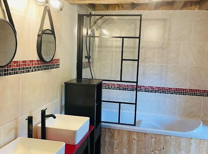 Grange A Grains A L'ombre D'une Tour Holiday home *