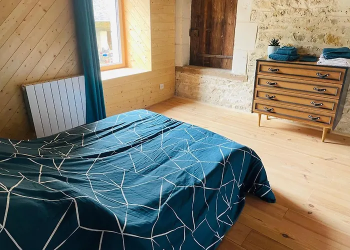 Grange A Grains A L'ombre D'une Tour