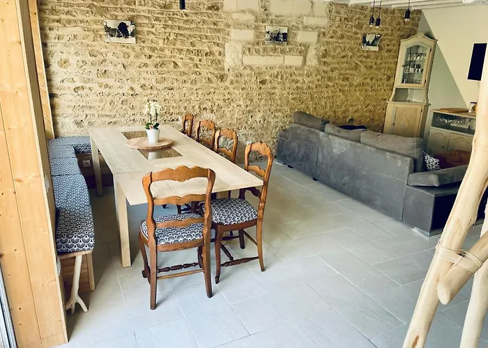 Grange A Grains A L'ombre D'une Tour *