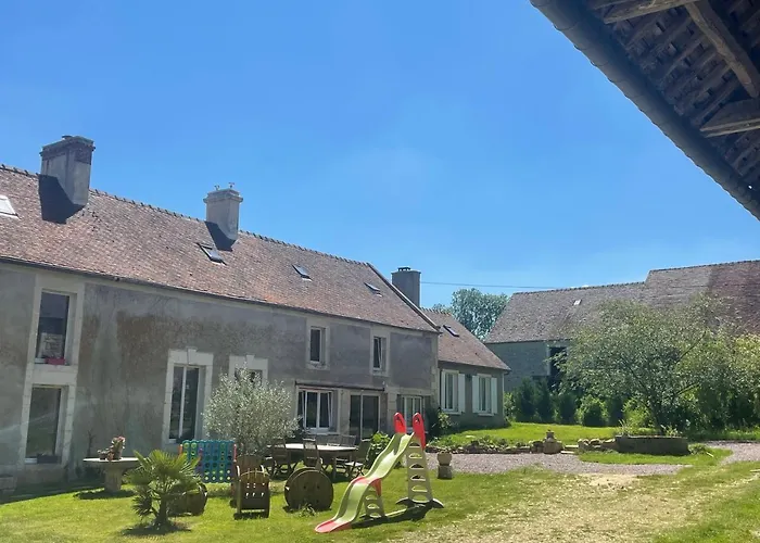 Grange A Grains A L'ombre D'une Tour Holiday home *